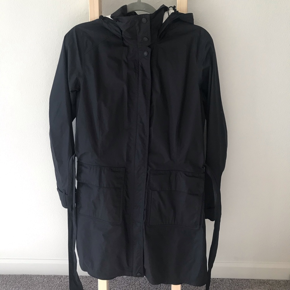 Women’s black M Patagonia water resistant jacket.